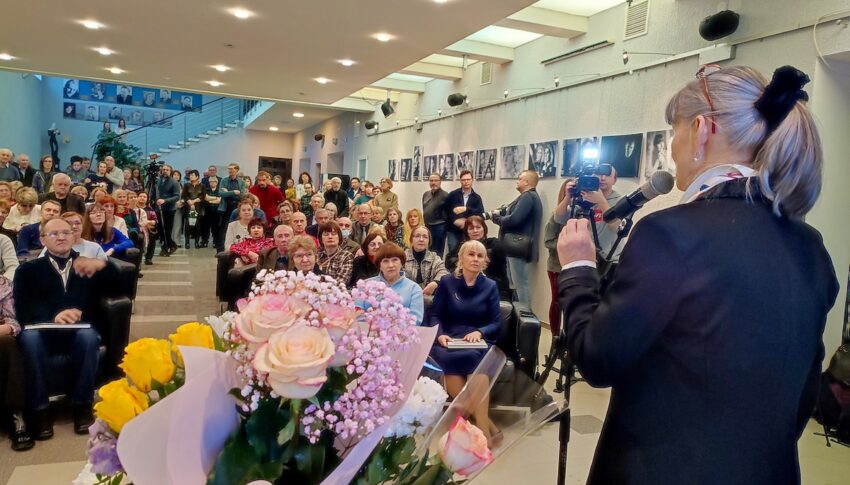 В Национальном театре Карелии состоялась презентация фотоальбома “Фотофокус Владимира Ларионова”
